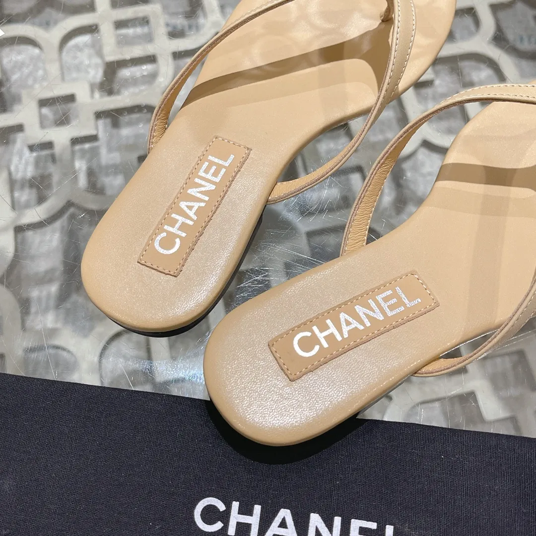 👟👟Ex-factory price 400👟👟 Chanel Xiaoxiang black herringbone flip-flops, simple, high-end and elegant ~ full of fragrance ~ very light on the foot ~ soft and comfortable, not stiff ~ no foot grinding ~ great foot feel ~ daily travel in summer ~ home vacation ~ easy to hod in various occasions ~ of course it must be beautiful in summer... ⇢✈ Upper: original 1:1 exclusive customized space cloth/sheepskin ⇢✈Outsole: original 1:1 exclusive molded genuine leather sole imported from Italy ⇢✈𝐒𝐈𝐙𝐄: 35-41 ⚠️Difference in market currency ~ high-end quality is definitely different‼ ️